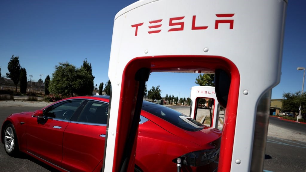 Tesla sa thải toàn bộ nhân viên khối sạc xe điện